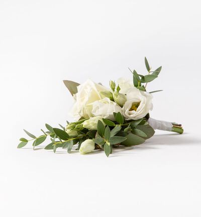 Knapphullsblomst med hvit rose og grønt